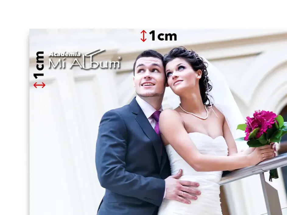 Pareja de boda en fotografía con márgenes de seguridad de 1 cm señalados.