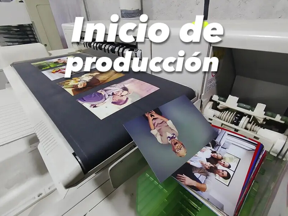 Fotos saliendo de máquina de impresión profesional al inicio del proceso de producción.