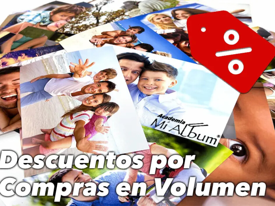 Fotos impresas apiladas con ícono de descuento por volumen de compras.
