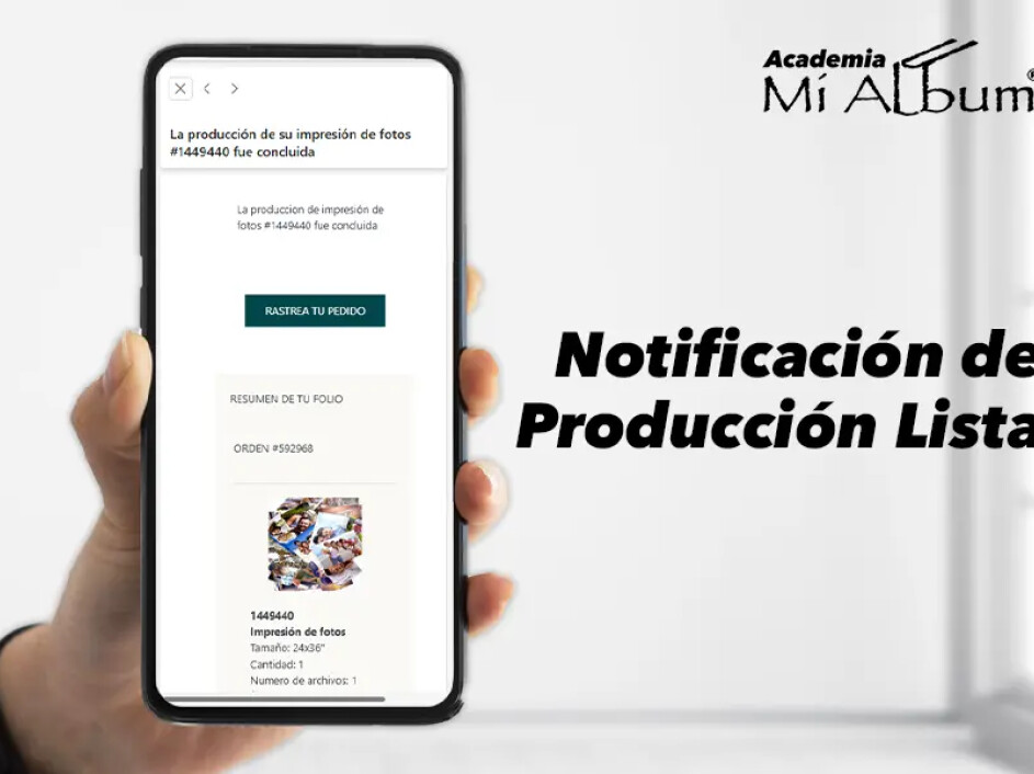 Teléfono móvil mostrando notificación de pedido listo en Mi Album.