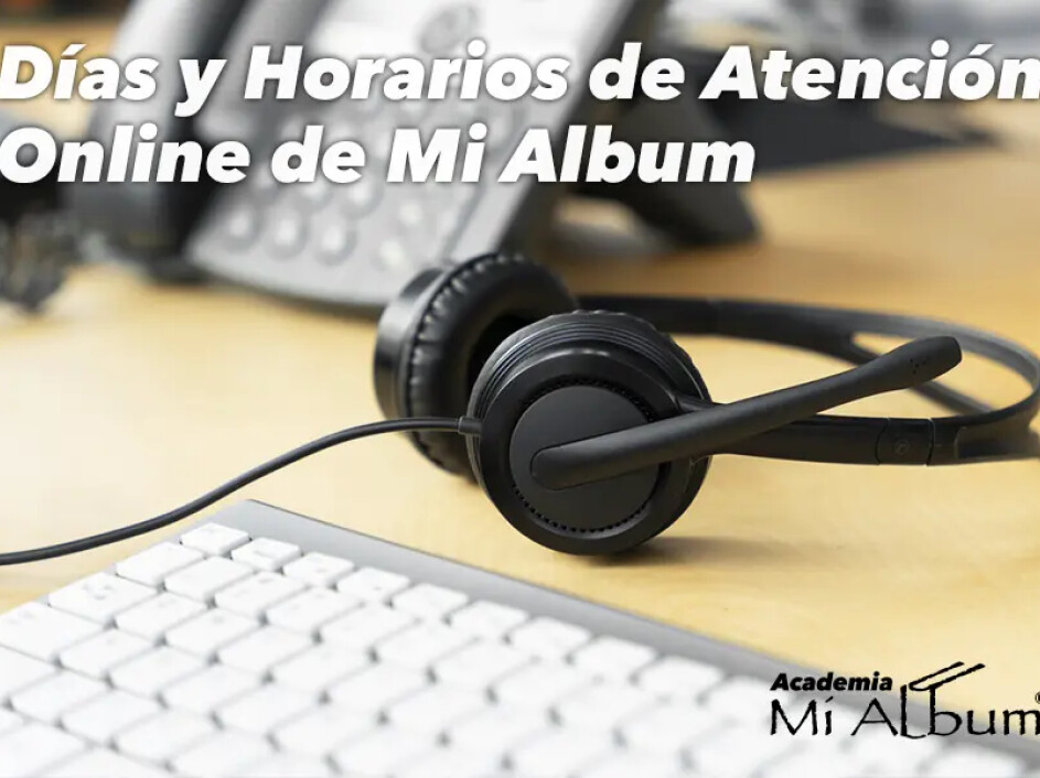 Auriculares con micrófono y teclado en escritorio para atención online en Mi Album.