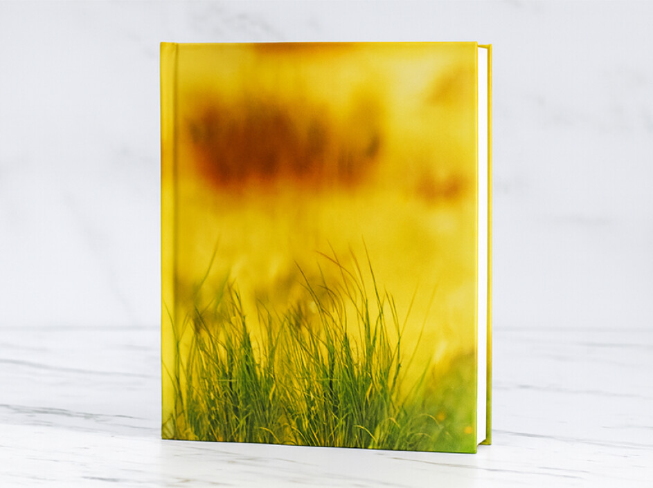 Fotobook Mi Album infantil cerrado en vista vertical, contraportada fotográfica con laminado en frío.
