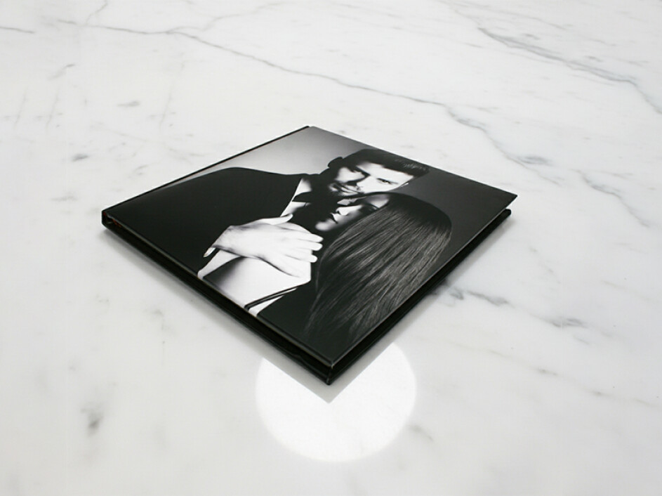Fotobook Mi Album con pasta dura y foto portada en vista superior, resaltando el diseño elegante y minimalista.