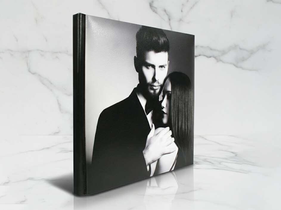 Fotobook Mi Album con pasta dura y foto portada en vista vertical, mostrando el diseño elegante en acabado premium.