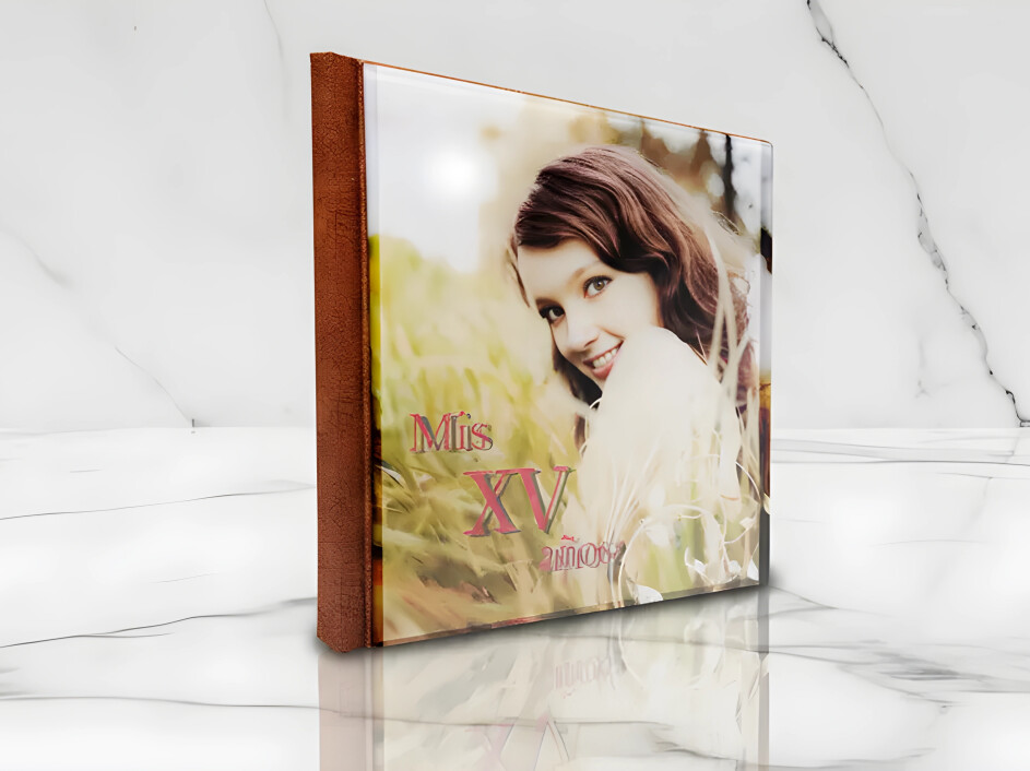 Fotobook de acrílico para XV años con portada personalizada sobre base de mármol blanco, contraportada en pro-piel color miel y brillo aperlado, elaborado por Mi Album.