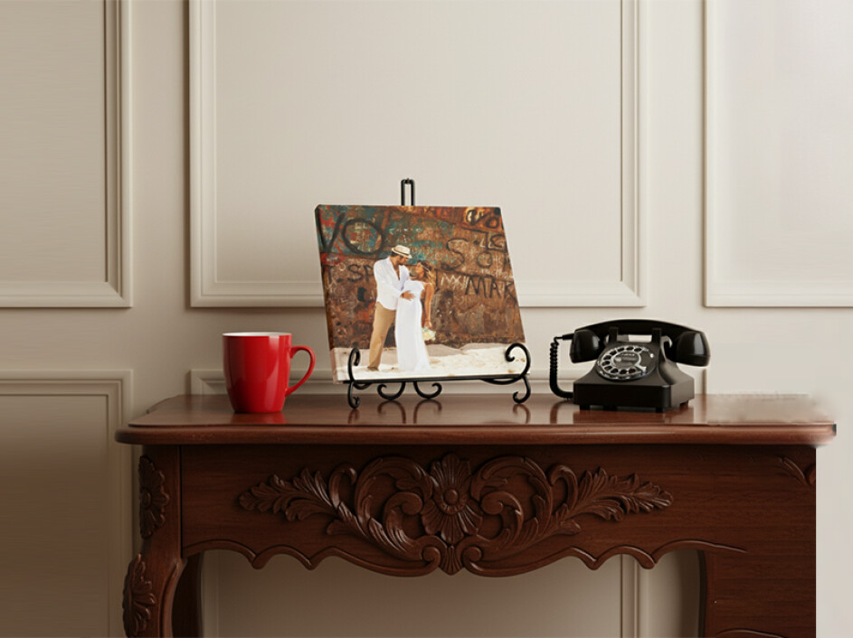 Fotobook Magazine Mi Album sobre mueble clásico de madera, ideal para guardar recuerdos de vacaciones, baby showers y cumpleaños con estilo moderno.