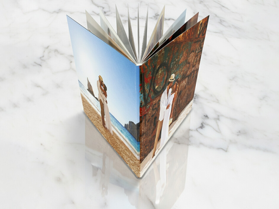 Fotobook estilo Magazine Mi Album con portada fotográfica laminada y encuadernado layflat, ideal para recuerdos familiares impresos en alta calidad.