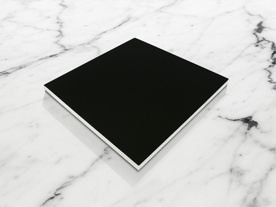Fotobook Clasic Magazin en pro-piel negra con acabado flexible.