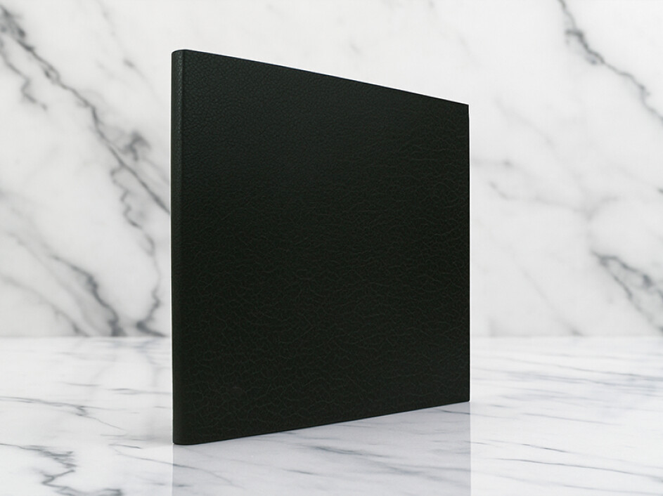 Fotobook Clasic Magazin en ambiente cálido con iluminación suave.