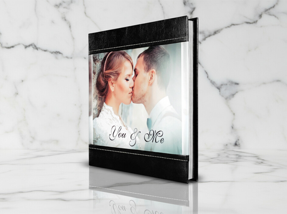 Fotobook Español Cosido Híbrido Mi Album de pie, con portada vertical híbrida de fotografía y propiel negra cosida, retrato de pareja.