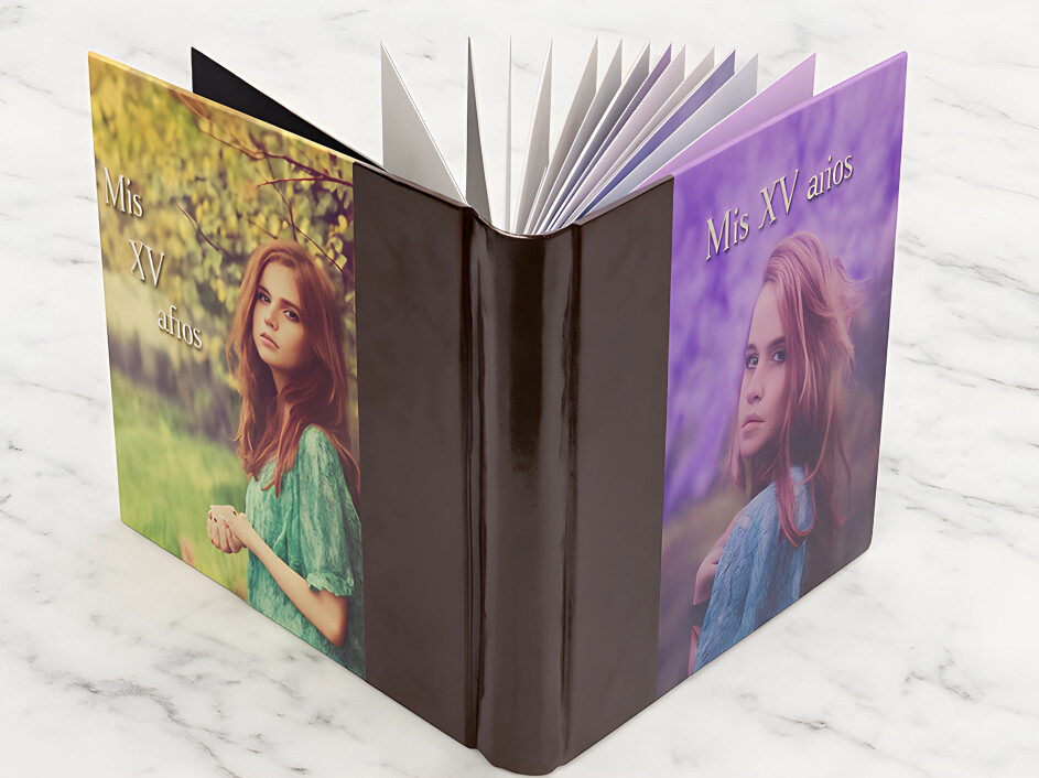 Fotobook americano con portada y contraportada en pro-piel negra, abierto sobre fondo de mármol, mostrando diseño personalizado de XV años impreso en papel fotográfico premium de Mi Album.