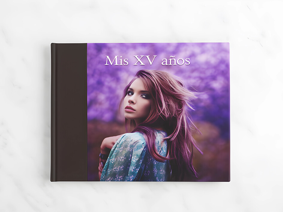 Fotobook americano con portada en tonos violeta y lomo en pro-piel café oscuro de Mi Album, con retrato femenino impreso en alta definición sobre papel fotográfico laminado.