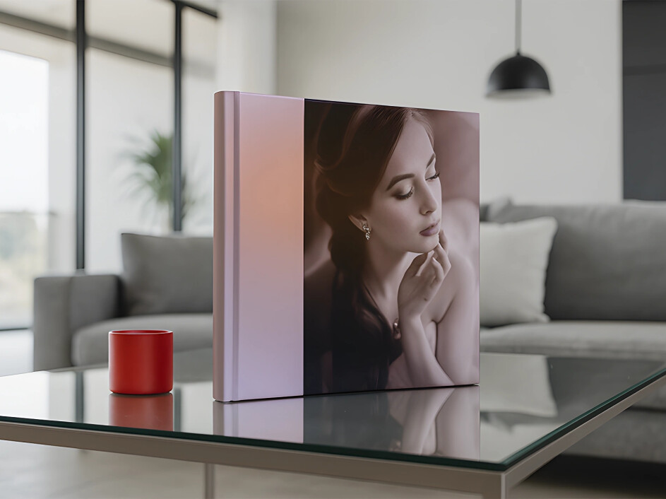 Fotobook Americano sobre mesa moderna, mostrando su portada fotográfica y lomo de propiel en tono perlado, elegante y contemporáneo.