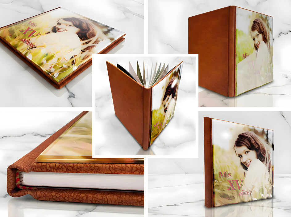 Mosaico de fotobook de acrílico para XV años con portada impresa en papel metalizado y contraportada en pro-piel color miel sobre fondo de mármol blanco.