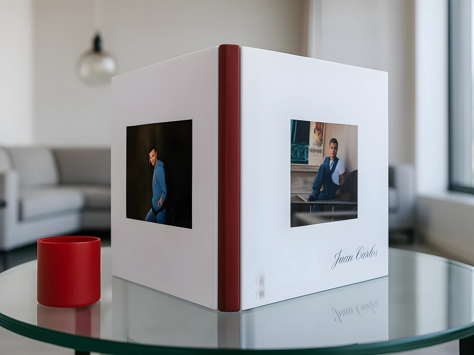 Fotobook de Mi Album con foto portada y contraportada, empastado profesional sobre mesa de cristal con lomo en pro-piel roja y fondo moderno.