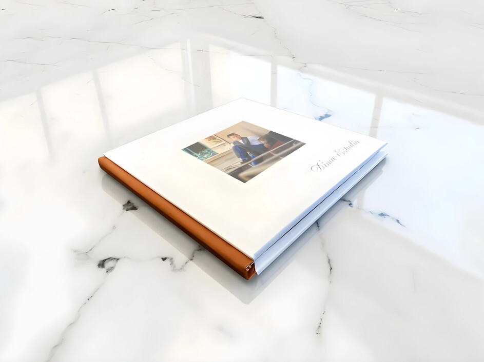 Fotobook de Mi Album con foto portada y contraportada abierto, mostrando páginas interiores con impresión continua y lomo reforzado en pro-piel.