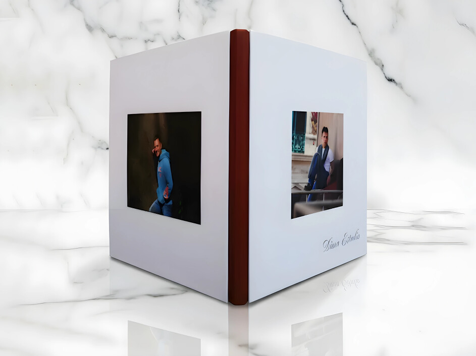 Fotobook con foto portada y contraportada de Mi Album sobre mesa moderna de cristal, con fondo minimalista e iluminación natural.
