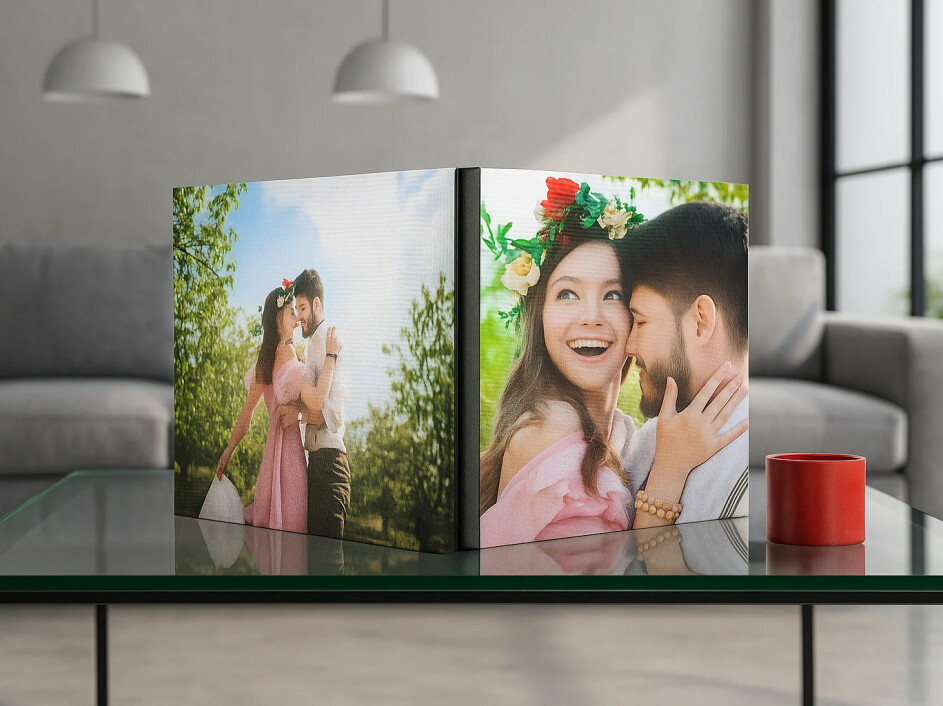 Fotobook con portada y contraportada impresa en canvas mate, lomo en pro-piel negra y acabado artesanal de Mi Album, ideal para bodas, aniversarios o sesiones románticas.