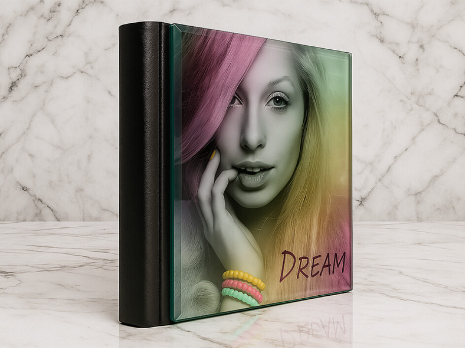 Fotobook Cristal Foto Portada Mi Album en posición vertical, con lomo y contraportada en pro-piel negra y panel frontal de cristal brillante.