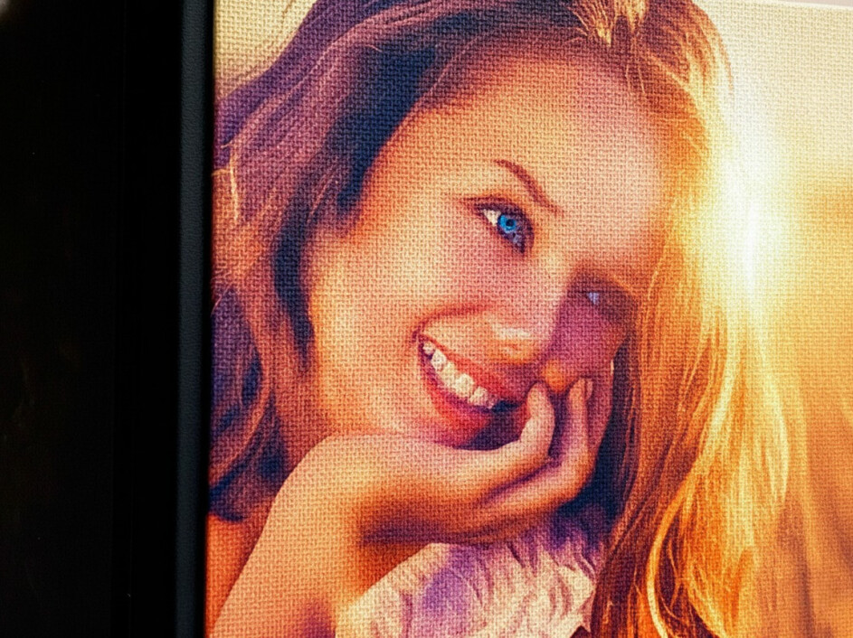 Vista lateral del Fotobook Layflat Mi Album con portada impresa en canvas y lomo negro en pro-piel, acabado profesional de lujo.