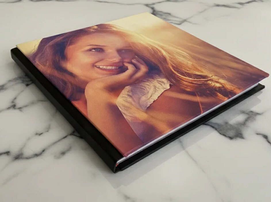 Fotobook Layflat Mi Album visto desde arriba, mostrando portada en canvas con textura artística y calidad de impresión profesional.