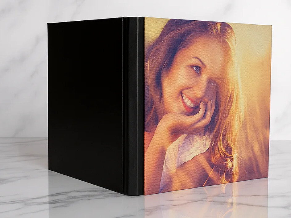 Detalle macro del Fotobook Layflat Mi Album con portada en canvas, mostrando textura natural y fidelidad cromática del material.