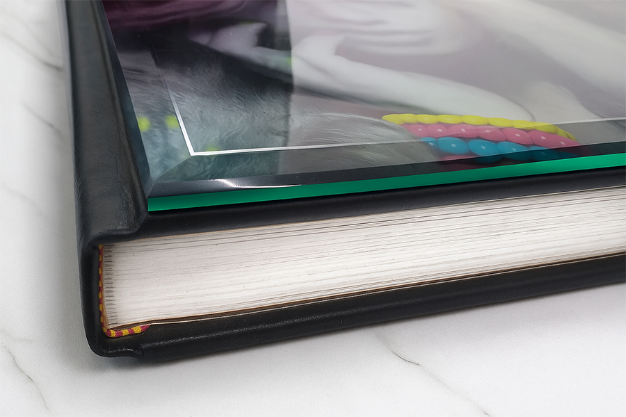 mi-album-home- fotobook-cristal-foto-portada-detalle-canto-biselado-encuadernacion.webp.webp