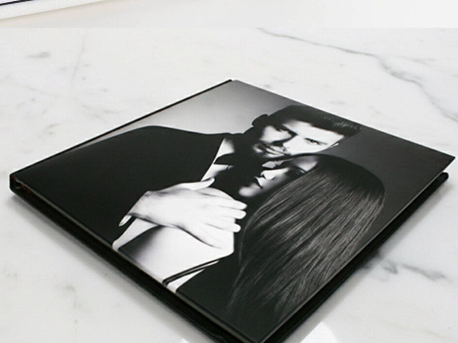 album fotobook express abierto mostrando paginas rigidas de pvc negro con fondo claro