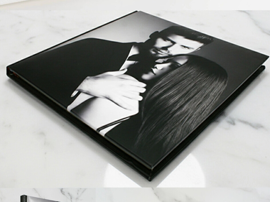 album fotobook express abierto mostrando paginas rigidas de pvc negro con fondo claro