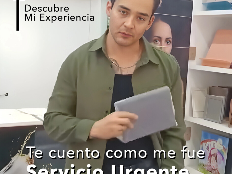 Cliente real de Mi Album mostrando su Fotobook Express recibido en tiempo récord, con atención personalizada y servicio urgente en CDMX.