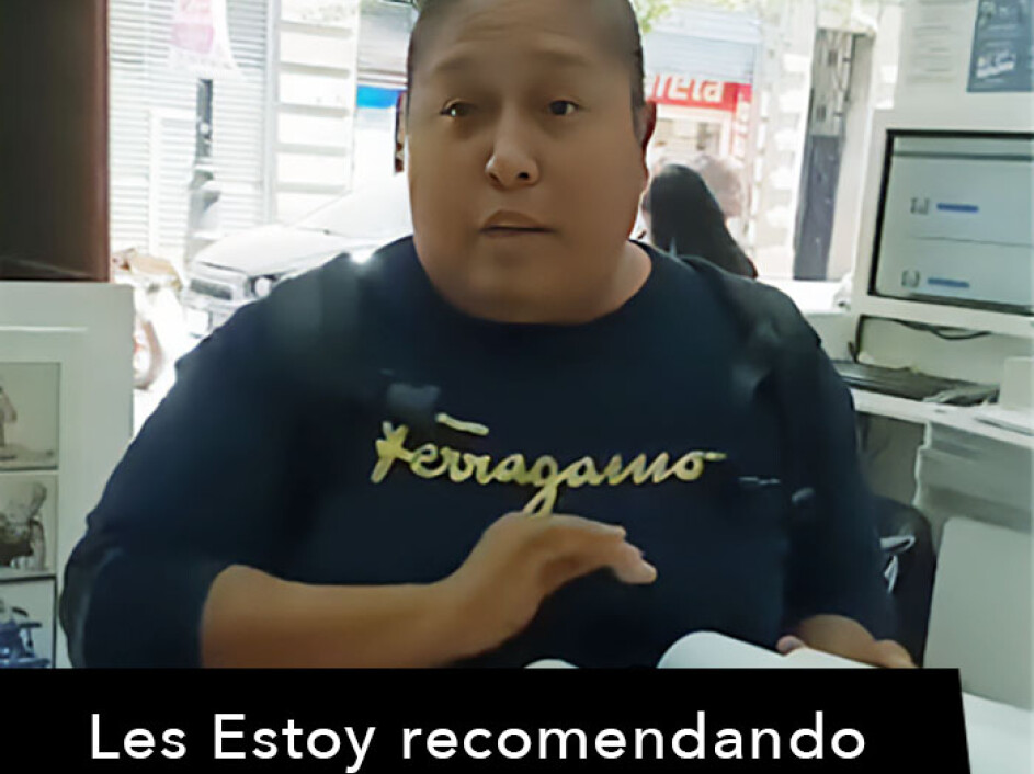 Cliente satisfecho recomendando el servicio de impresión fotográfica profesional de Mi Album dentro de la tienda en CDMX.